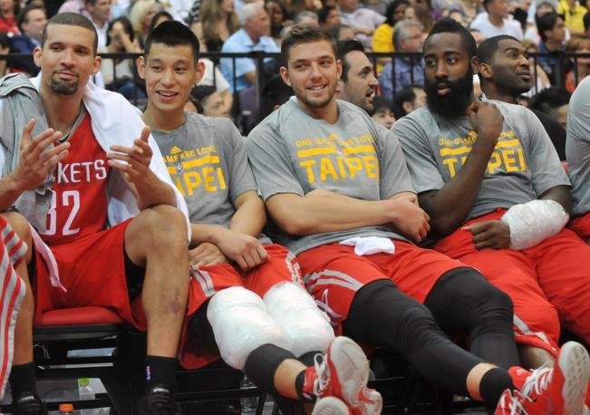 C.J. Watson,  Jeremy Lin, Chandler Parsons, e James Harden  degli Houston Rockets durante la sfida con Indiana a Taipei. 